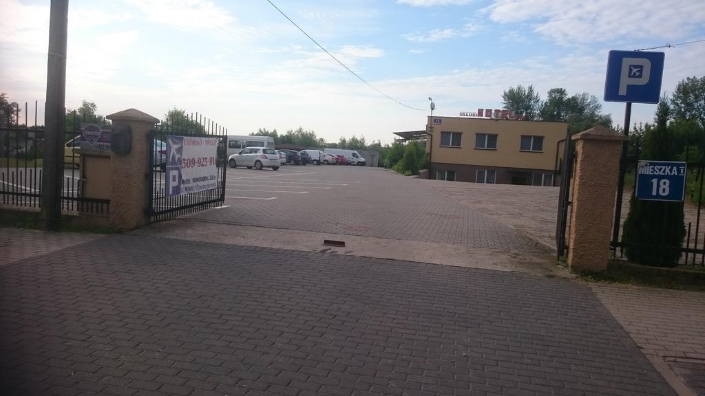 Uslugi Hotelowe Modlin Airport Nowy Dwór Mazowiecki Exterior foto